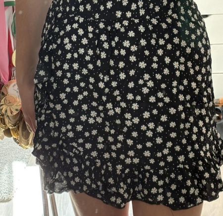 jupe noire à fleurs 