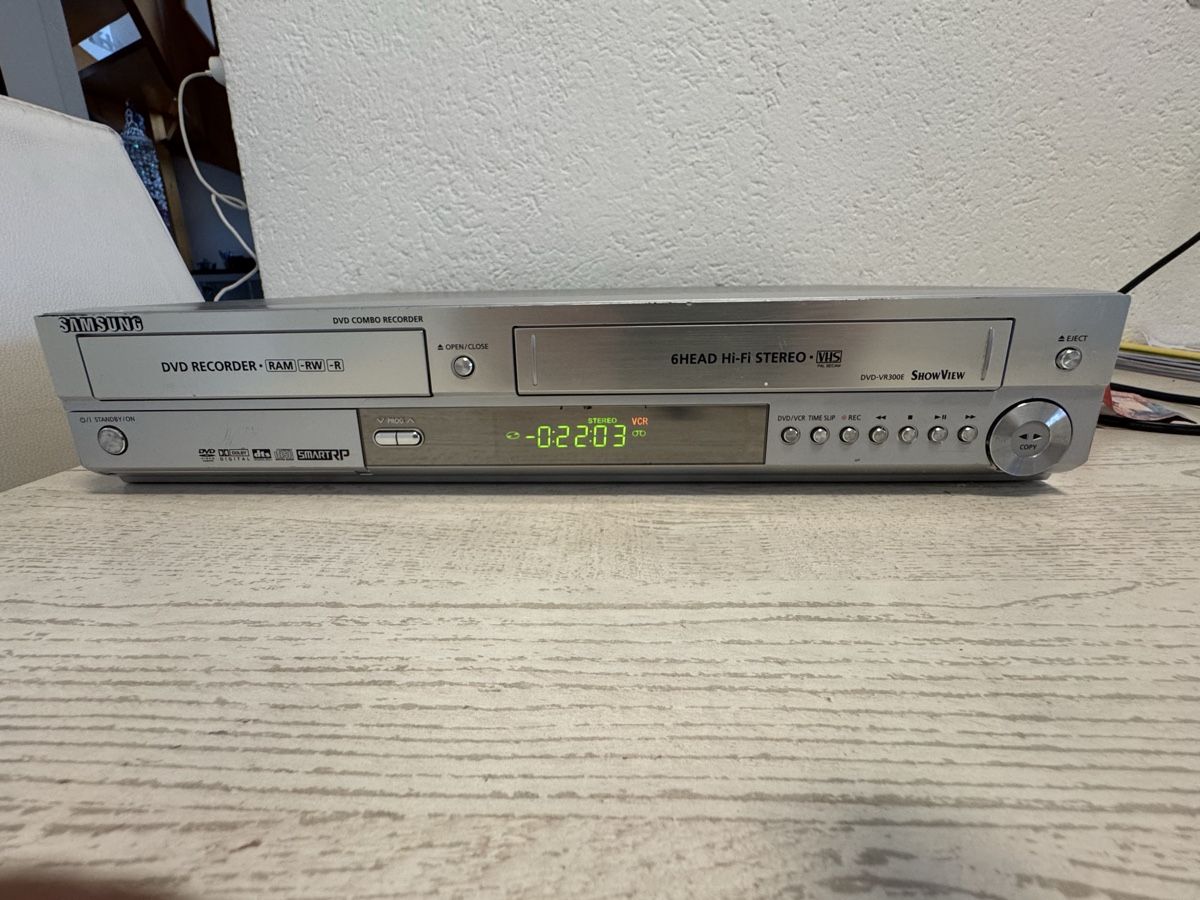 Samsung Registratori: Samsung DVD-VR300E vhs dvd recorder – Usato da Zunzgen venduto da milesdavis76