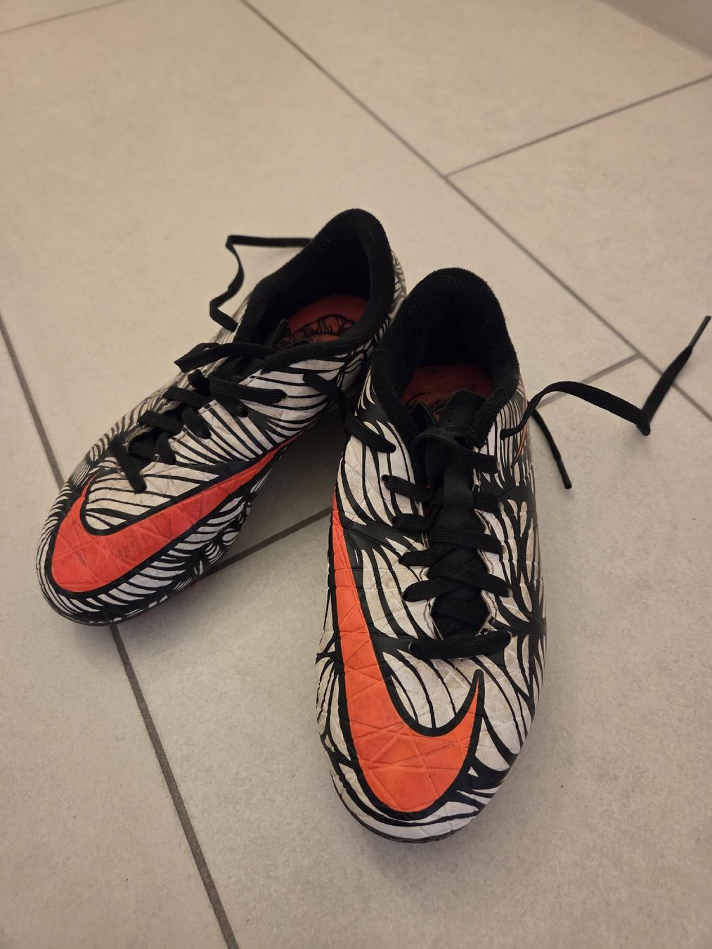 Nike Scarpe da uomo: Chaussures de foot Nike Hypervenom taille 33 – Usato da Monthey venduto da Bubuline