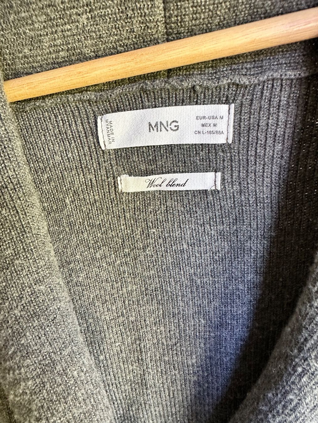 Mango Maglioni & Felpe: Mango grauer Wickelpullover aus Wollmischung, Größe M – Usato da Adliswil venduto da kik_9xns 2