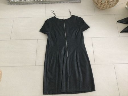 Schwarzes Kleid in Lederoptik, 38 Perfekt für den Ausgang
