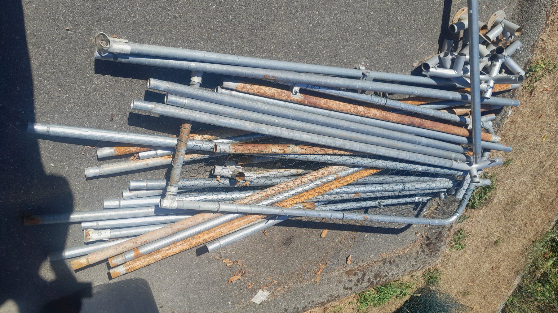 Cages, transport & sécurité: Enclos poulailler – D'occasion à St-Aubin FR par mar_2277 1