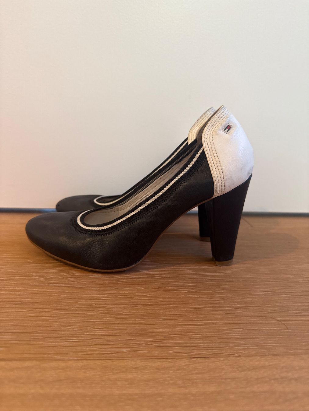Tommy Hilfiger Scarpe da donna: Tommy Hilfiger - Klassische schwarze Pumps – Usato da Nürensdorf venduto da Marylane 3