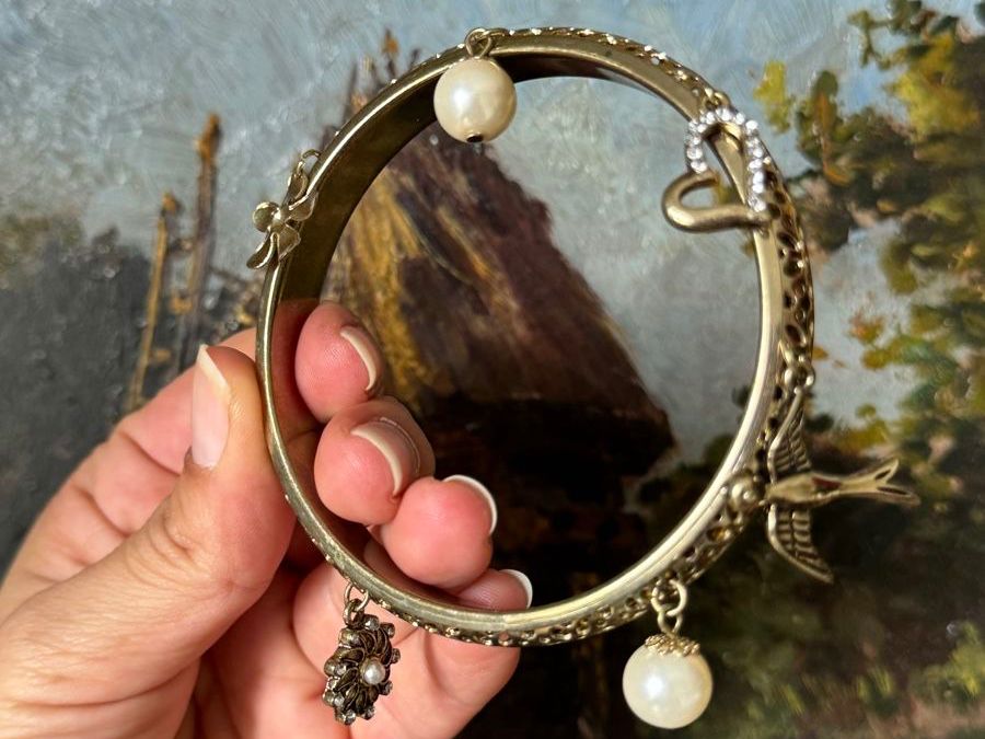 Bracciali & Braccialetti: Antique Charm Bracelet, Pearl & Heart Dangles, Spring Style – Usato da Zürich venduto da olalinda