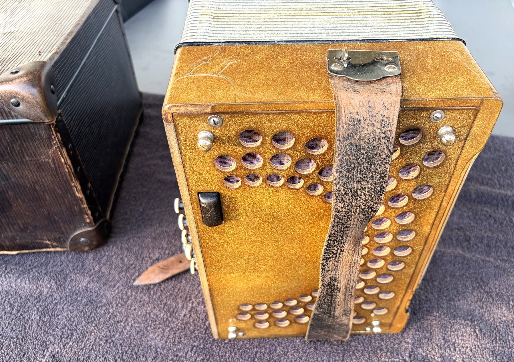 Helbling Musikinstrumente: Akkordeon Schwyzerörgeli Helbling's Silberton mit Koffer – Gebraucht aus Wangen b. Olten von Buntgemischt 4