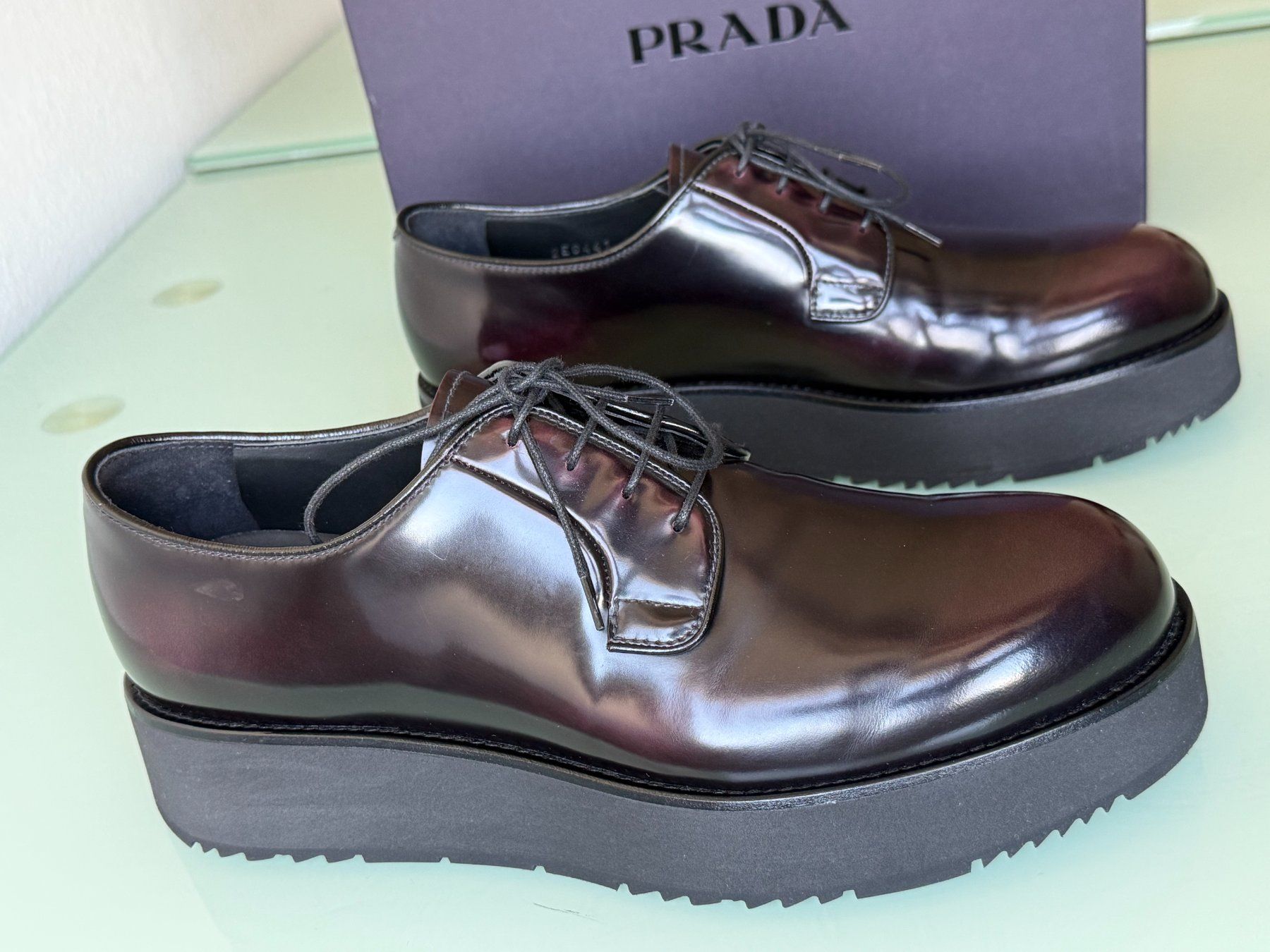 Prada Herrenschuhe: PRADA Heel Logo Brushed Derby Cordovan Leder Schuhe 43 NEU – Neu (gemäss Beschreibung) aus Kreuzlingen von kruezbiz