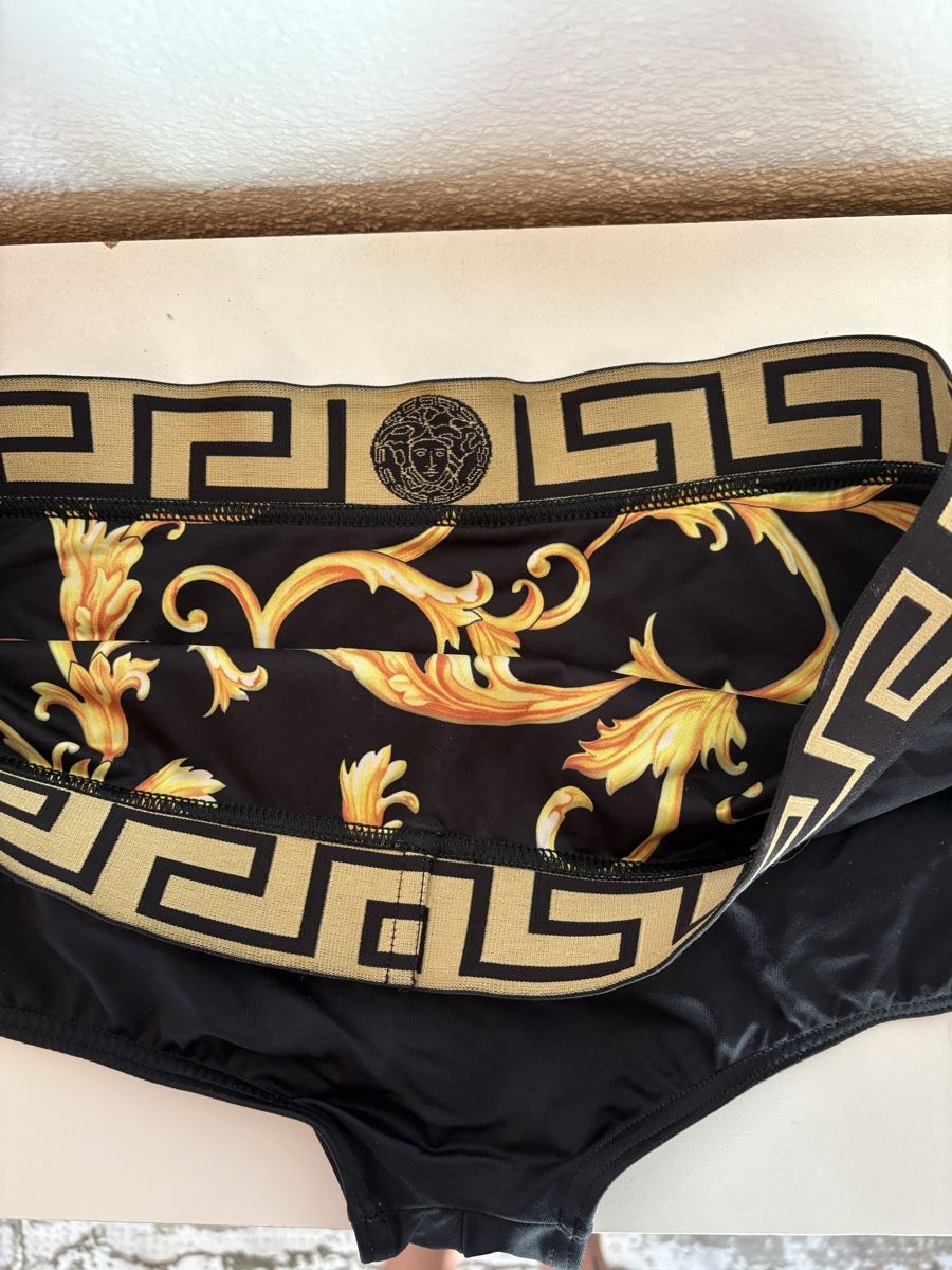Versace Costumi da bagno: Maillot de bain Versace noir et or taille M – Usato da Villeneuve VD venduto da Edi_h 2