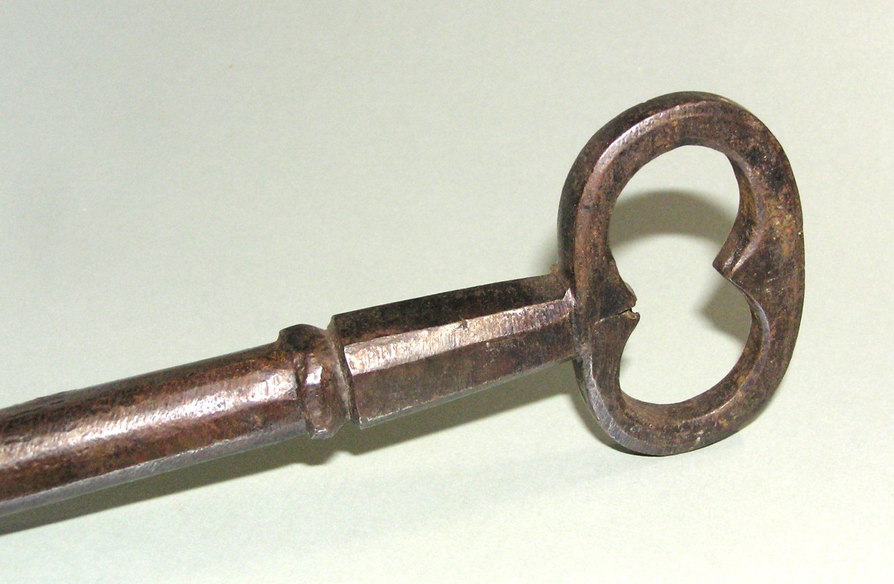 Chiavi: Grosser geschmiedeter Schlüssel – Usato da Grenchen venduto da Antique-hunter 2