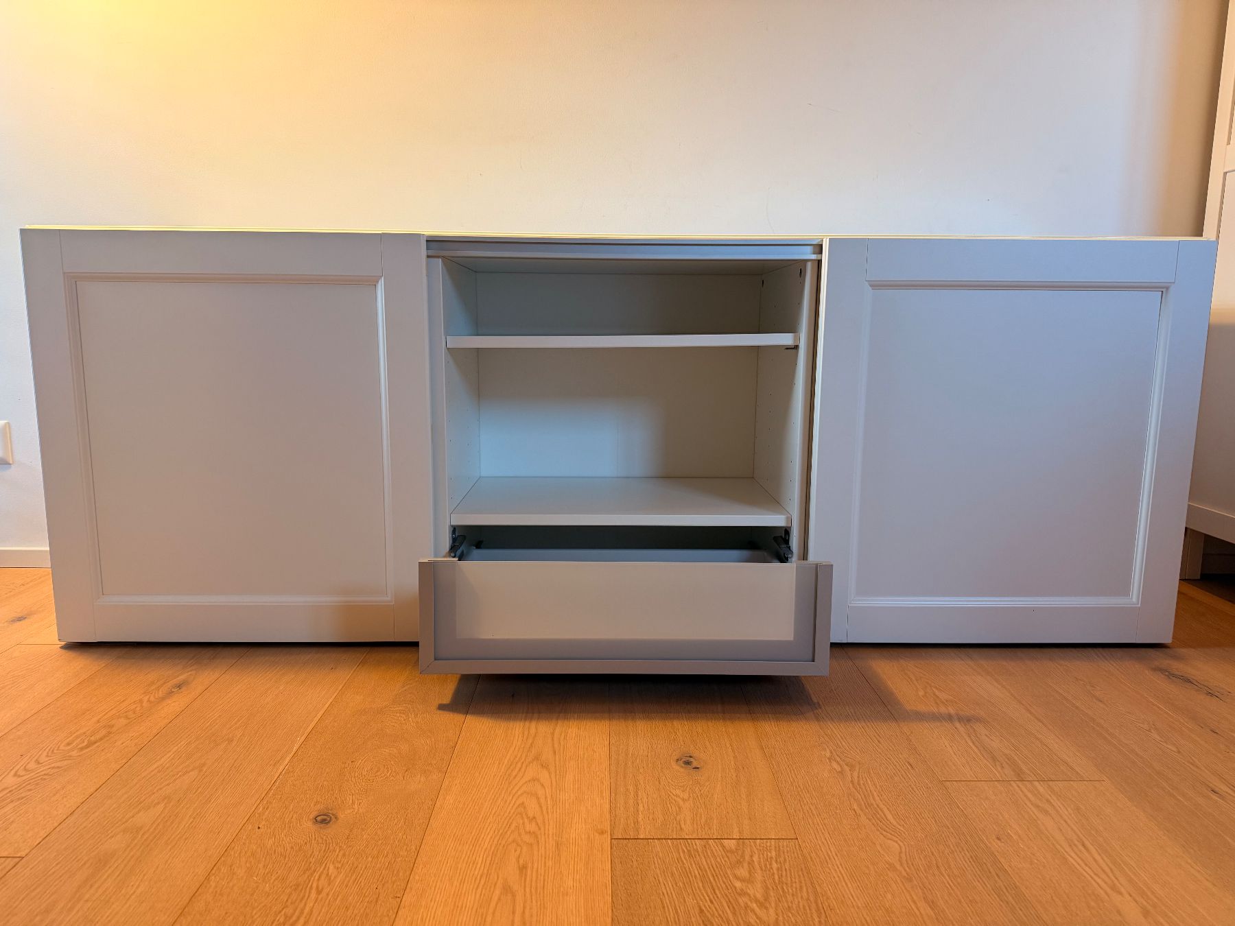 IKEA BESTA Sideboard mit Schiebetüren und Schubladen (D'occasion) à Schwerzenbach pour CHF 9 – retrait uniquement