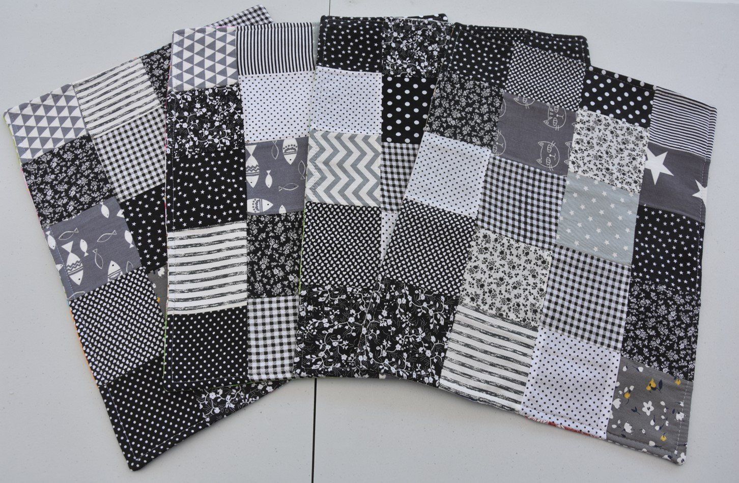 Tessuti: Patchwork-Tischset mit beidseitigen Motiven in div. Farben – Nuovo (secondo la descrizione) da St. Gallen venduto da Elmarotto 7