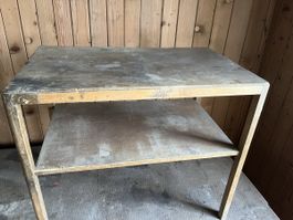 Stabiler Holztisch 70x60 cm mit Ablagefläche