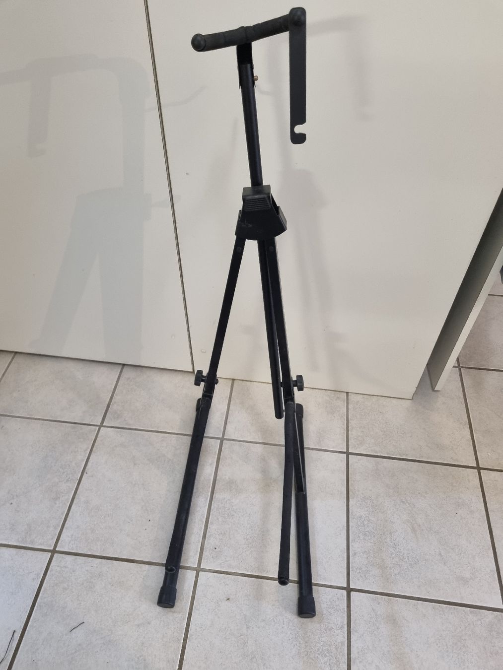 Supporti per strumenti musicali & leggii: Gitarrenständer – Usato da Kienberg venduto da c.barelds