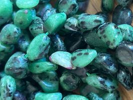 Strang echte epidot ruby Nuggets 6-8 mm