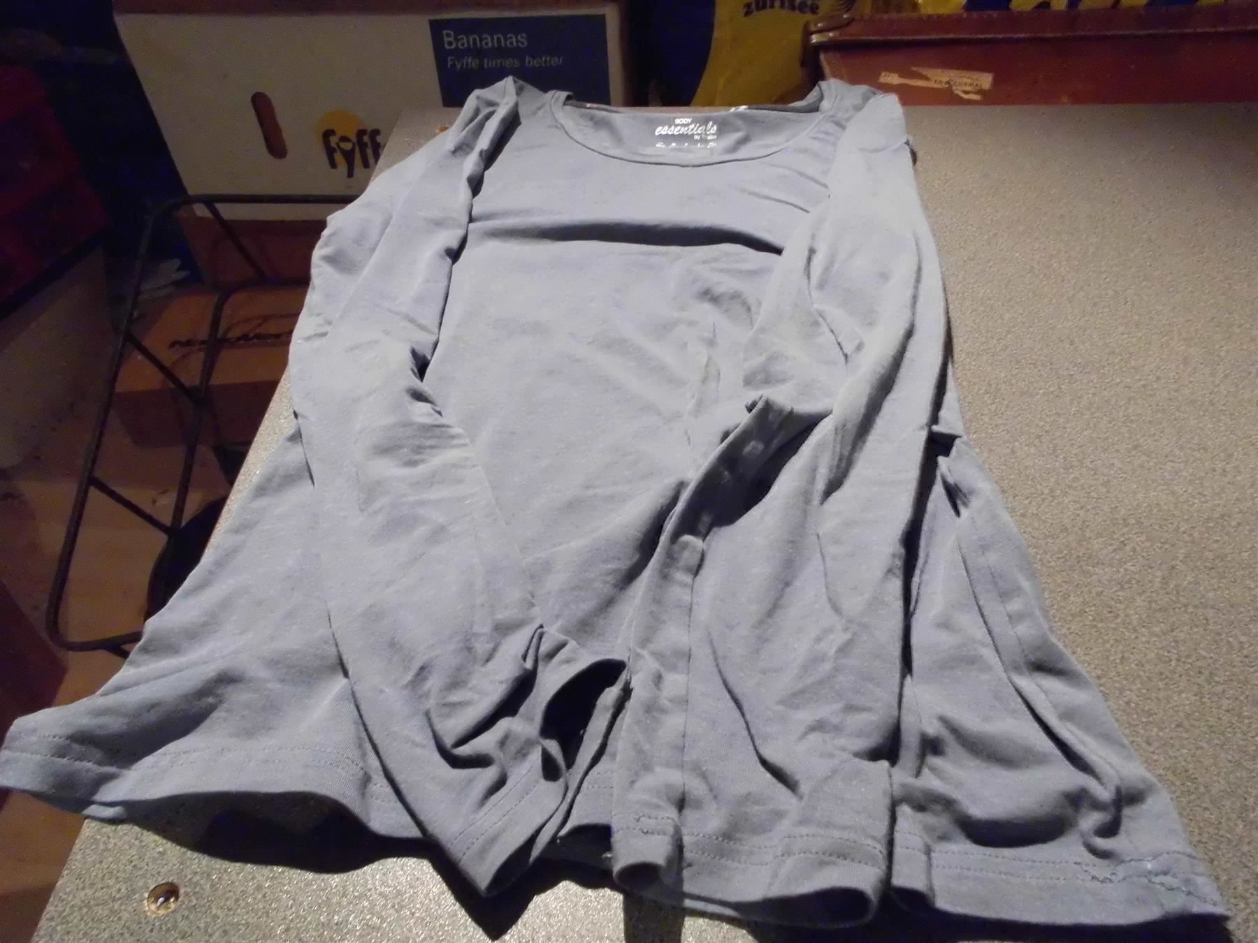 Pullover & Sweatshirts: Pullover Grösse 36/38 Body, Tchibo, grau – Gebraucht aus Zürich von abraxas1291