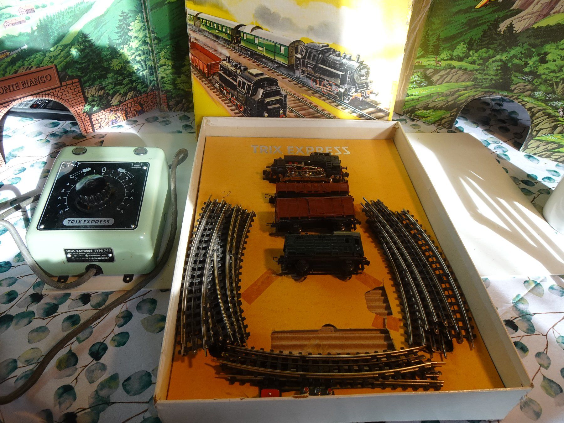 Trix Modelleisenbahnen: Trix Express 513 Set mit Trafo H0 GL/int 49 – Gebraucht aus Winterthur von  1