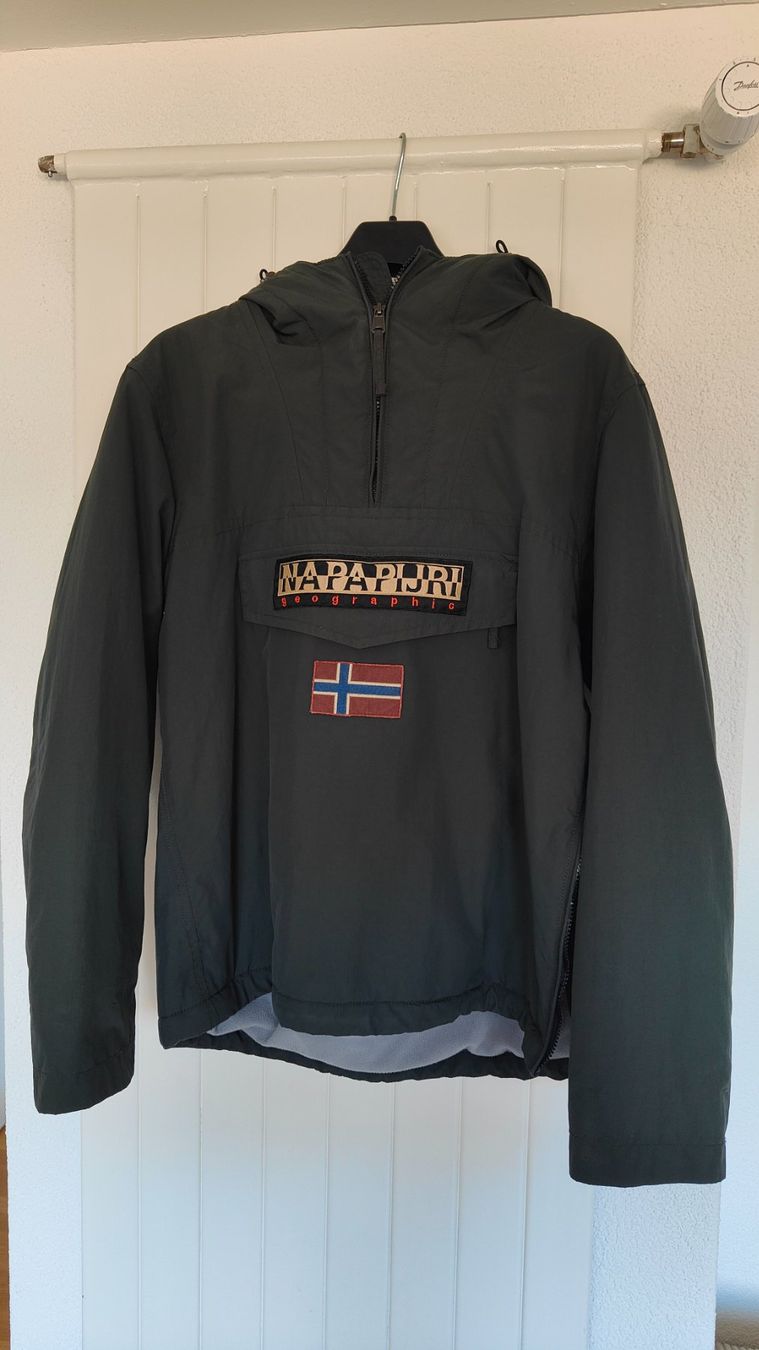 Napapijri Giacche: NAPAPIJRI Jacke / schwarz / M – Nuovo (secondo la descrizione) da St. Gallen venduto da Traveler9000