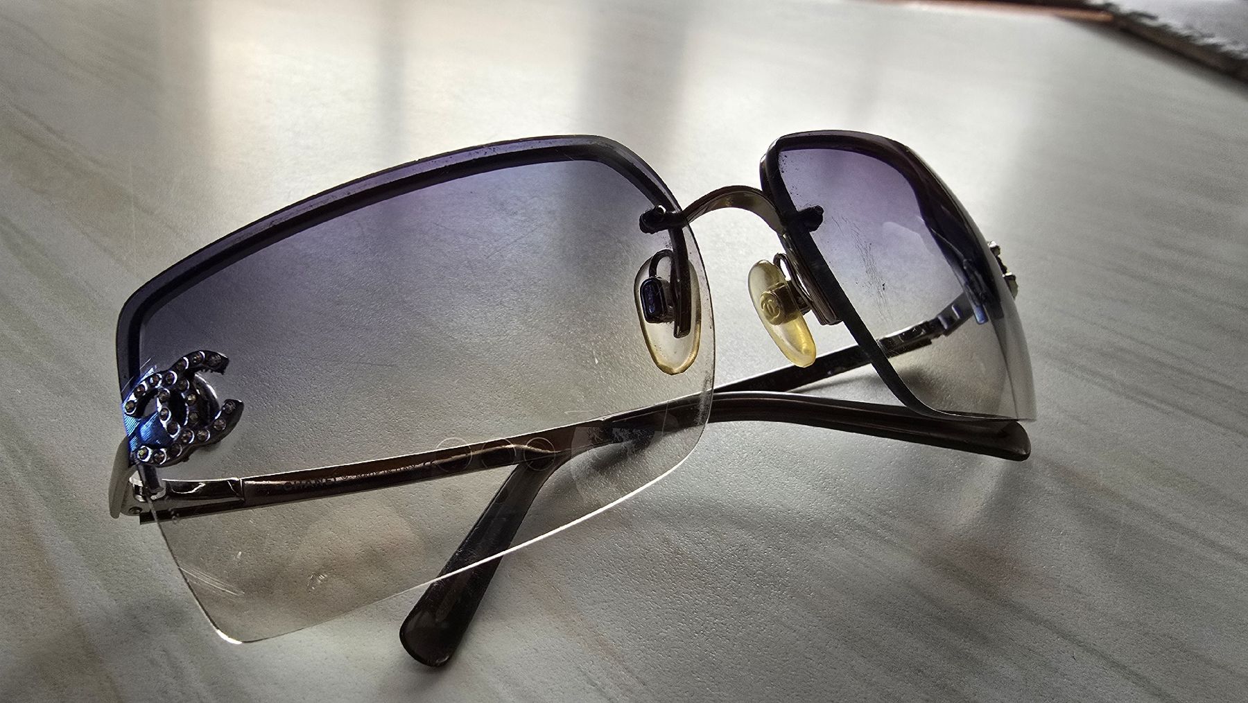 Chanel Occhiali & Lenti: Vintage Chanel Sunglasses Rimless with Case – Usato da Châtel-sur-Montsalvens venduto da Mirsonuta 4