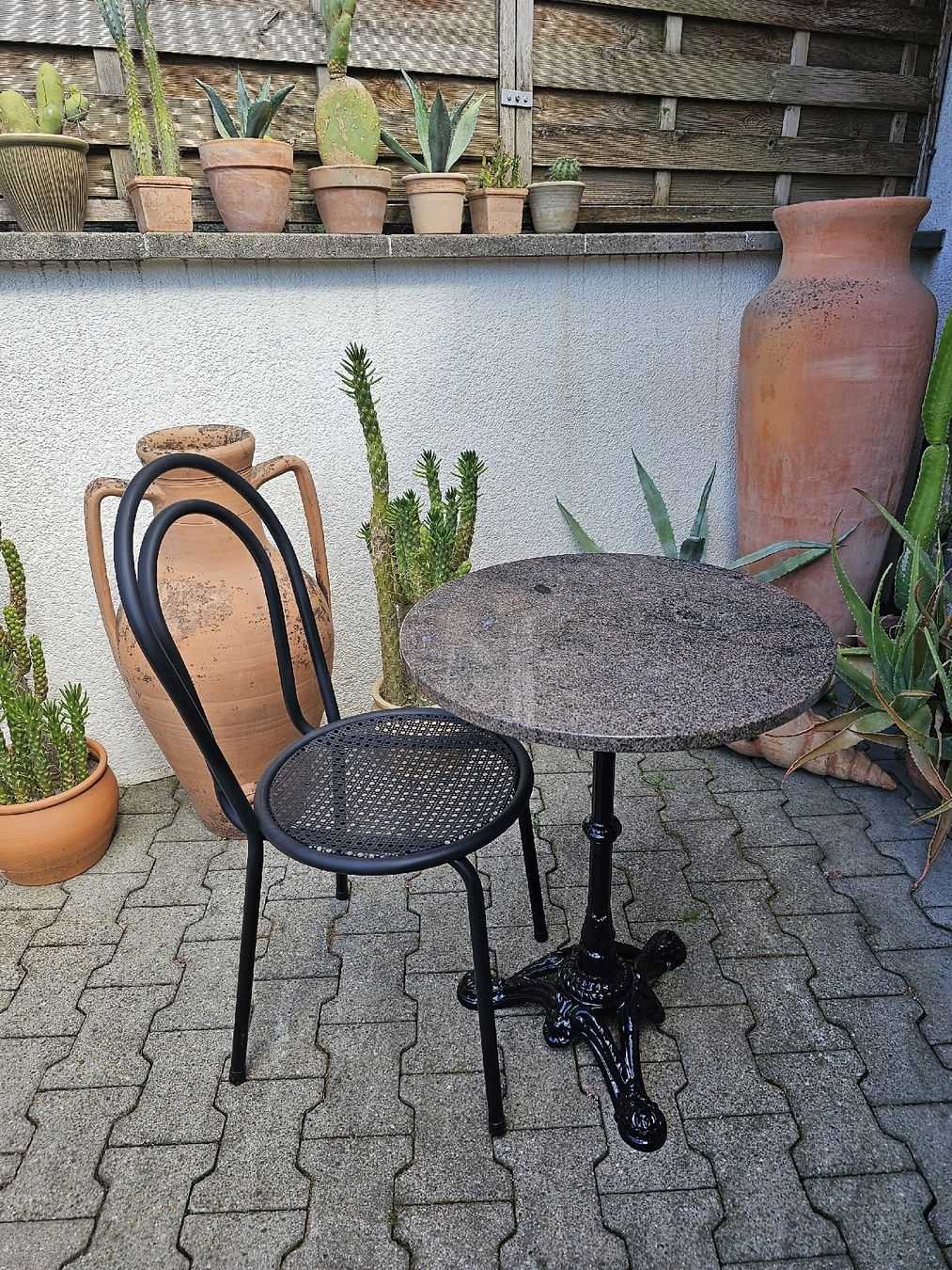 Tavoli: Bistrotisch Granittisch 1 Metallstuhl – Usato da Villnachern venduto da hasta08 9