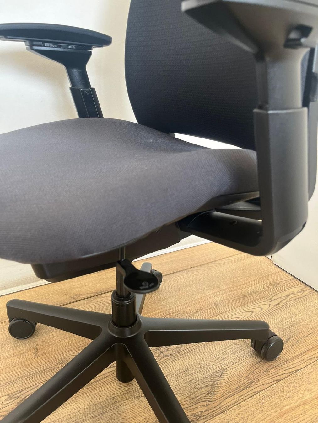 Steelcase Chaises: Steelcase Amia x Leap V2 – D'occasion à Purmerend par Offeco 2