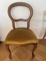 Stuhl mit Samtsitz und schönem Holzgestell