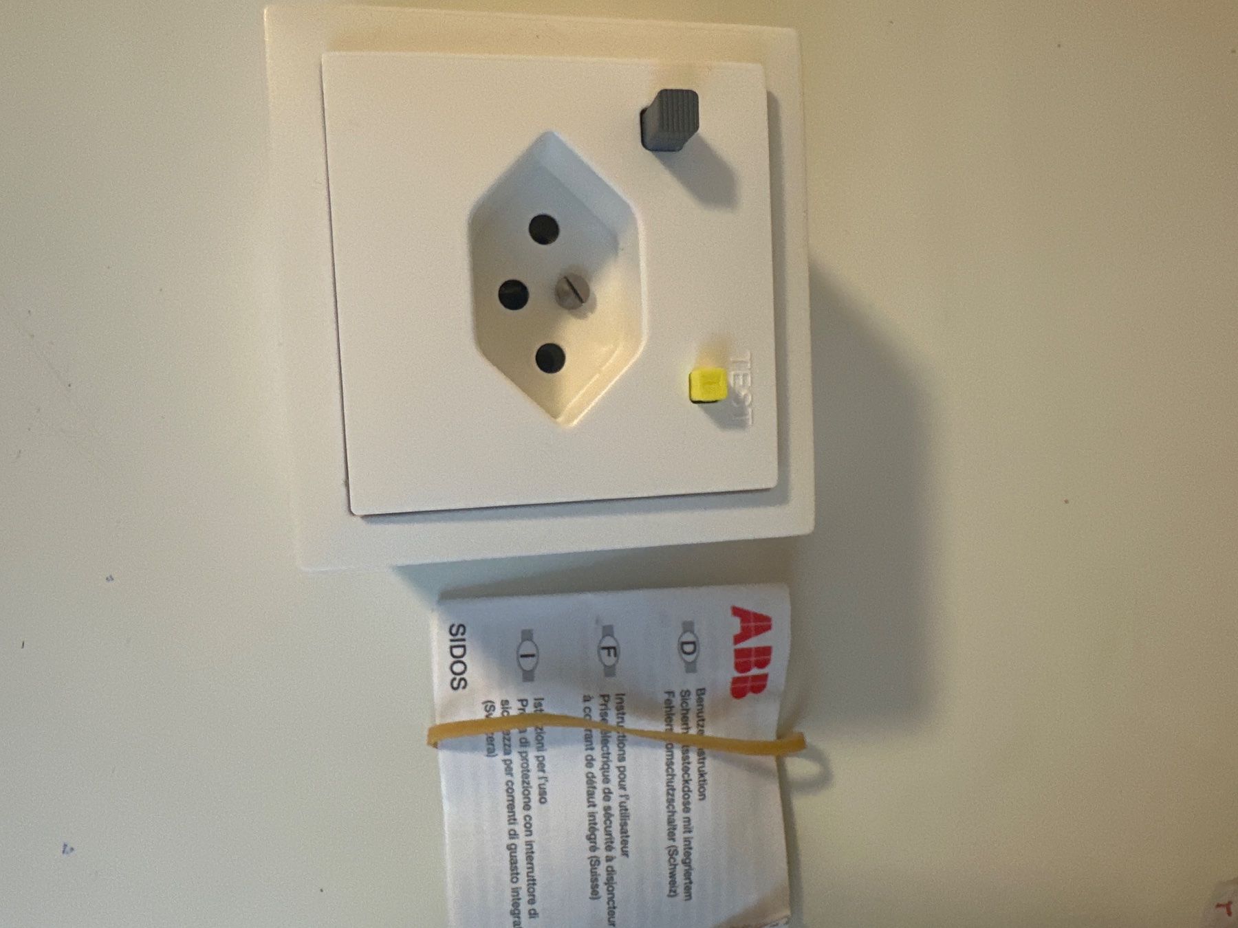 ABB Spine: ABB Sidos T13 Steckdose 30mA – Nuovo e nell'imballaggio originale da niederhasli venduto da rami016