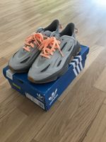 Adidas OZWEEGO Sneaker grau mit orangefarbenen Schnüren