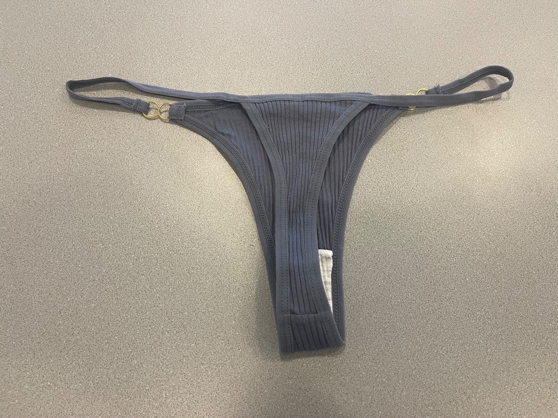 Autres dessous: Neuer String Tanga, Grösse L – Neuf avec emballage d'origine à Wohlen AG par abaci 1