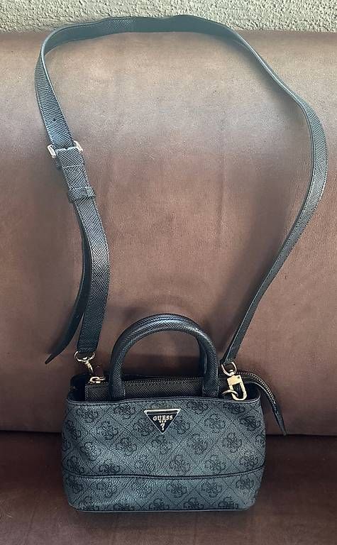 Sacs femmes: Sac Guess gris noir – D'occasion à Penthaz par Oceane40