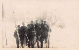 Sappeure mit Messlatten im Schnee, Fotokarte um 1915-20