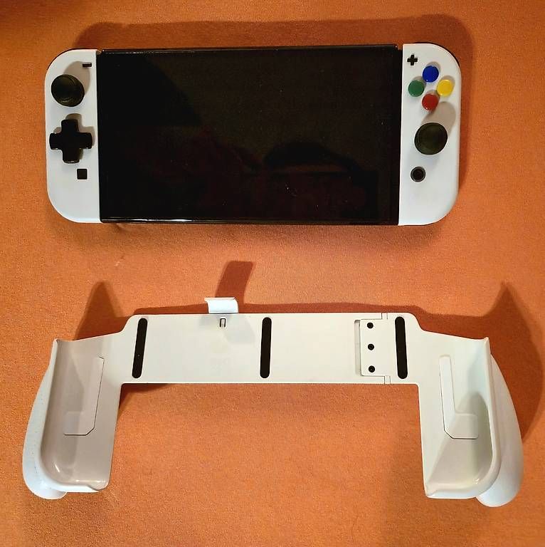 Konsolen: Nintendo Switch Oled + Grip Attachment + Protective Case – Gebraucht aus Oberwil b. Zug von gle_5cyf 1
