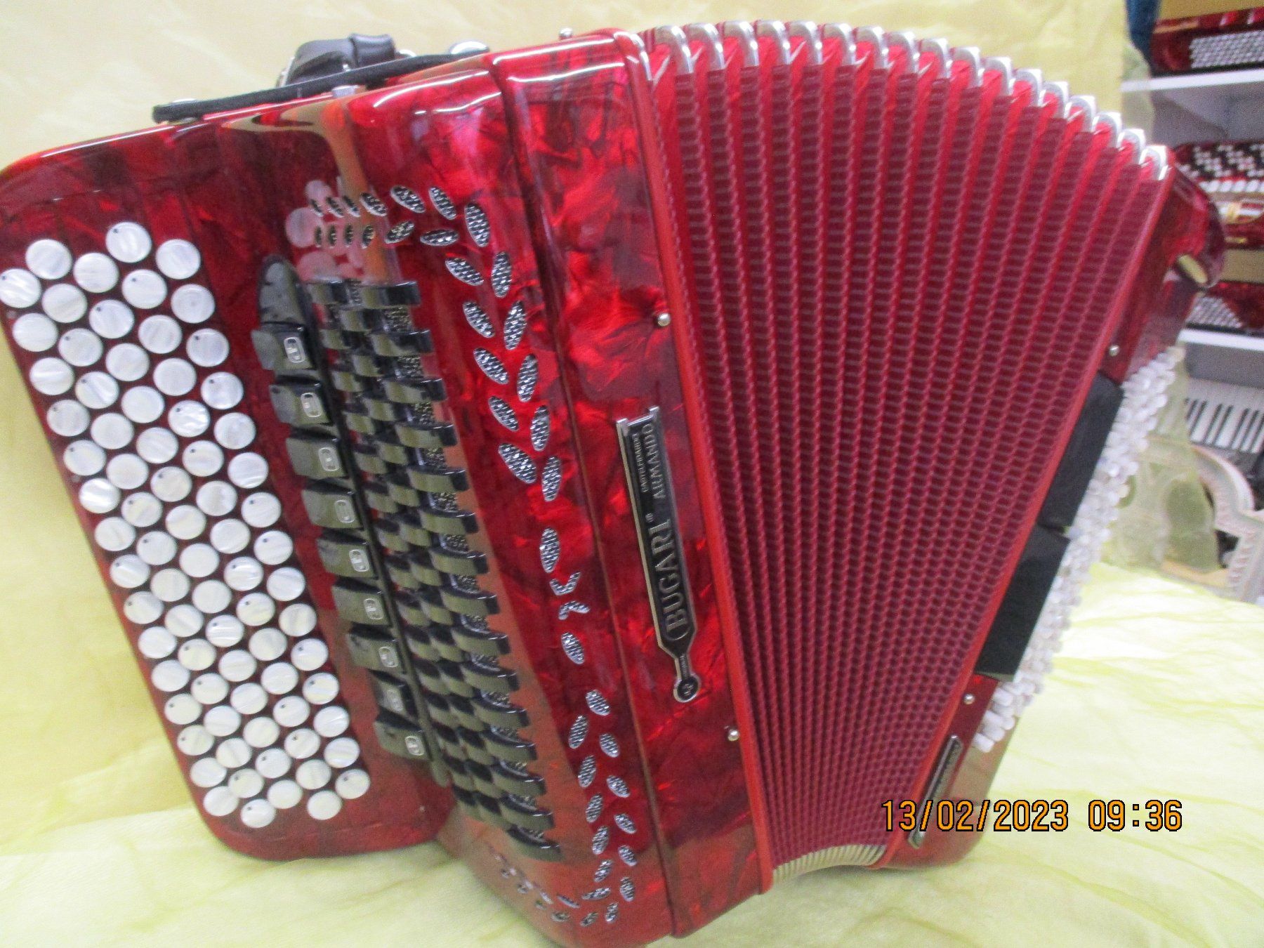 Strumenti musicali: Akkordeon Bugari Tre – Usato da Jegenstorf venduto da Oktavio 3