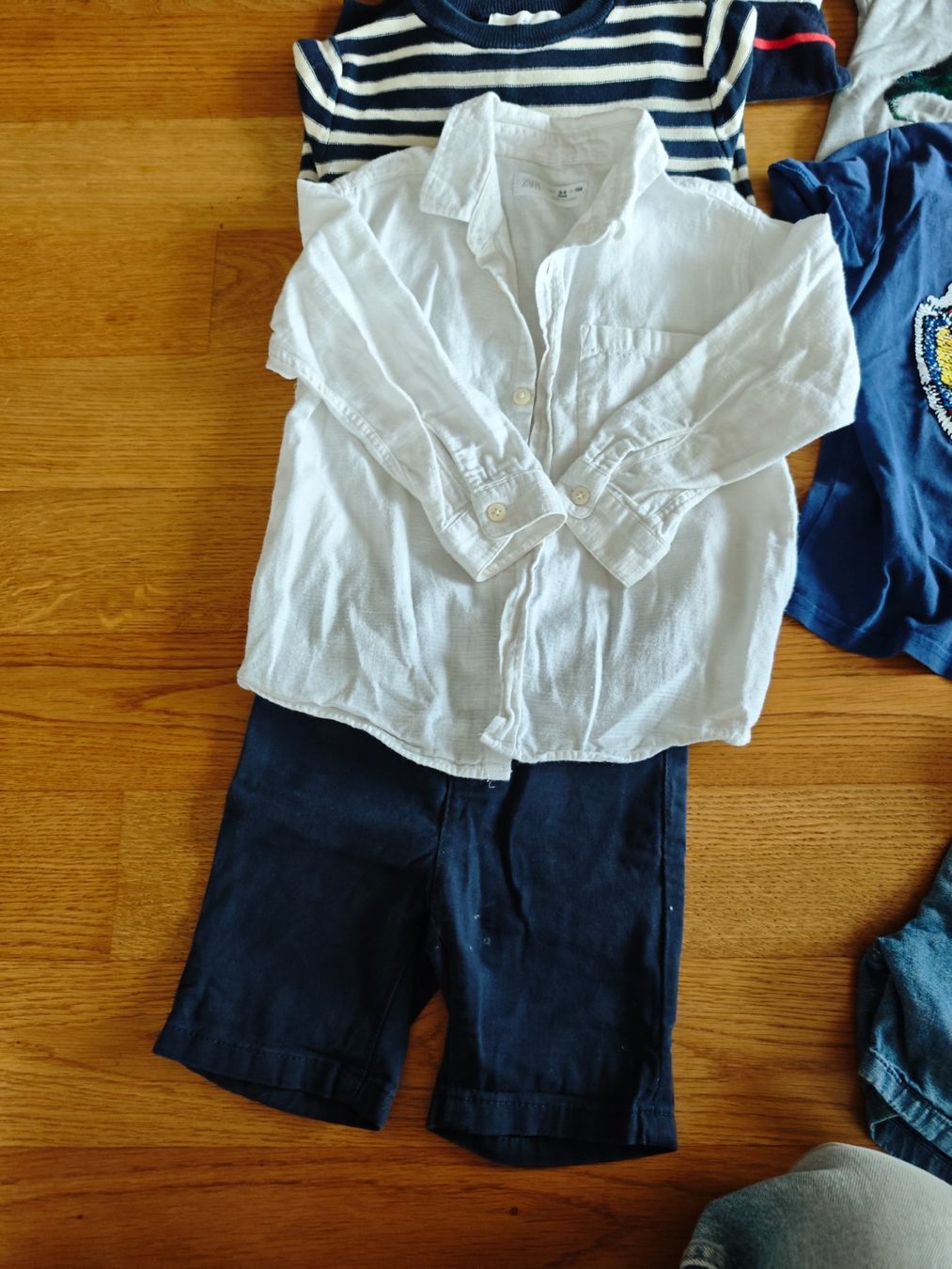 Lotti & Set di vestiti: Kleiderpaket Junge 104 – Usato da Emmen venduto da Mare.Sim 1