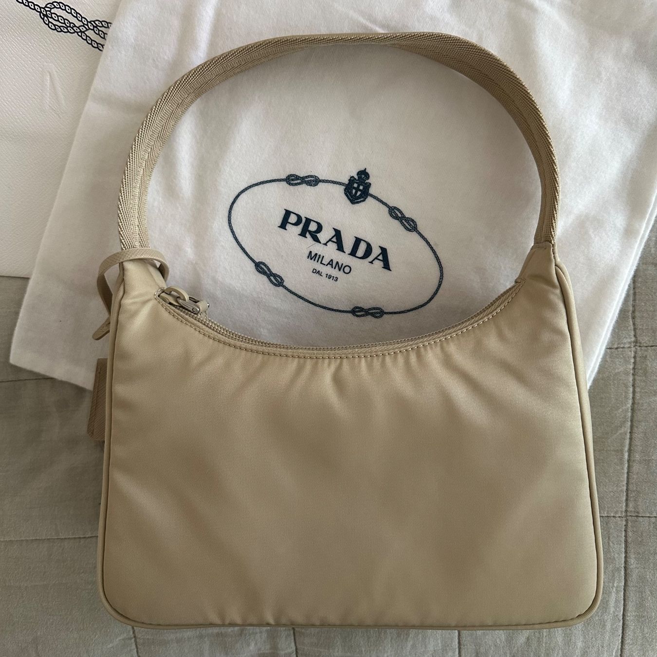 Prada Sacs femmes: Prada Re-Edition 2000 Beige – Neuf (Voir description) à Zürich par Nomase10. 1