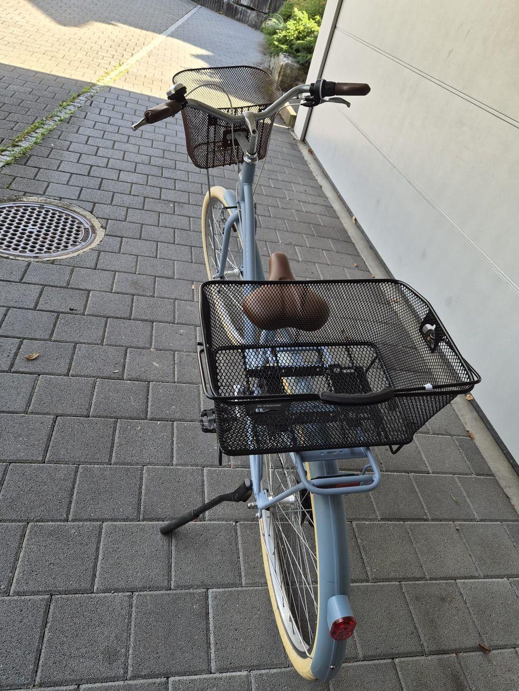 Biciclette: Cityfahrrad B'Twin Elops hellblau mit zwei Körben – Usato da Altendorf venduto da t_m_k9xg 9