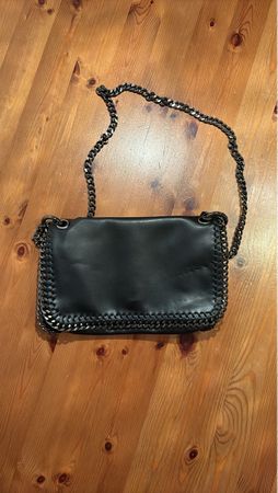 Elegante Handtasche, Schwarz mit Kettenrand
