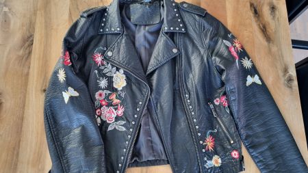 Bestickte Kunstlederjacke