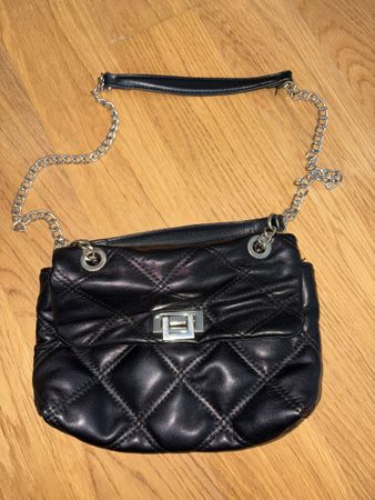 Kleine schwarze Handtasche