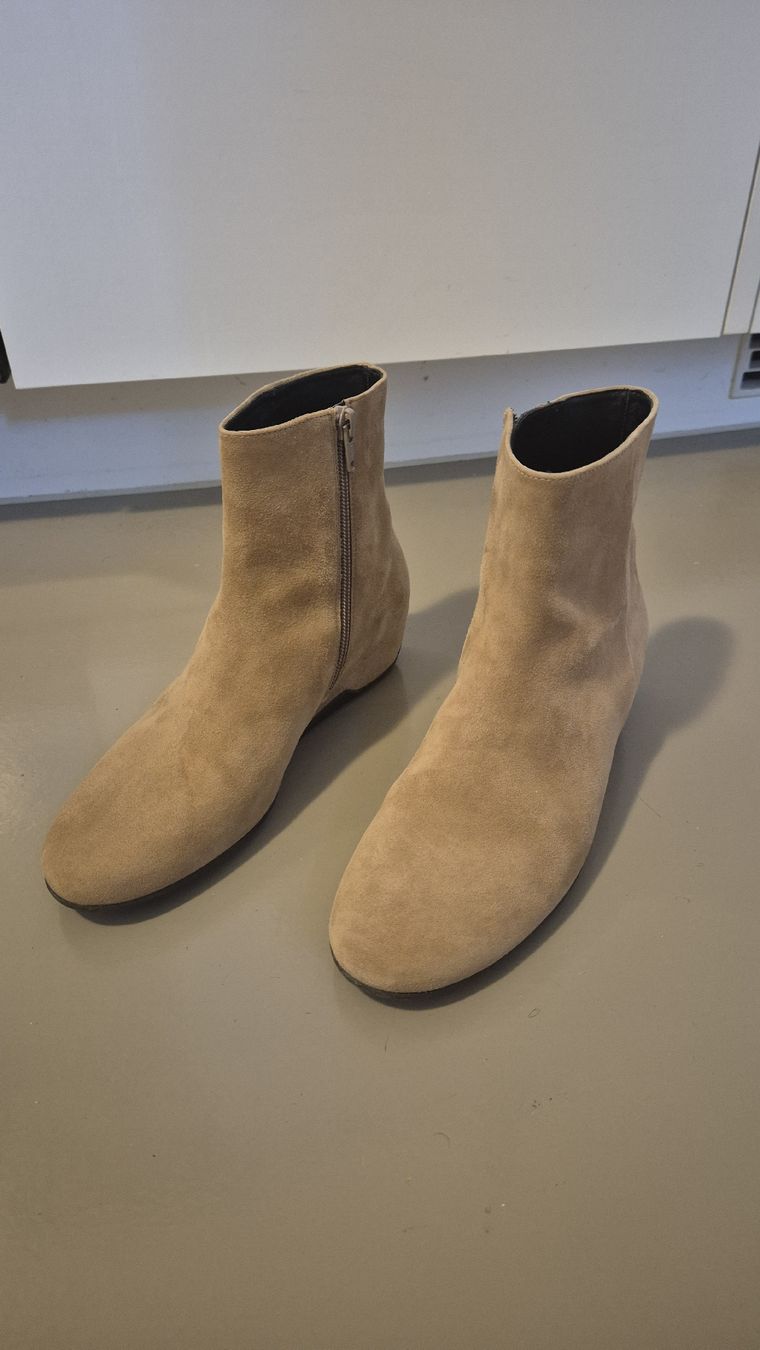 Högl Scarpe da donna: Schuhe Velourkid Leder högl – Usato da Zürich venduto da qeqeuka