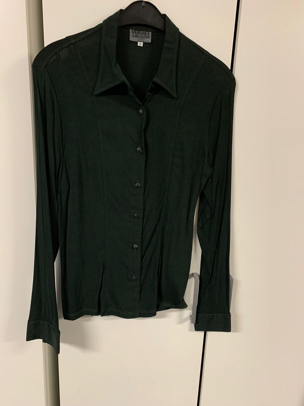 Versace Blusen: Vintage VERSACE Bluse Gr. S, tannengrün – Neu (gemäss Beschreibung) aus Biel-Benken BL von PANORMUS