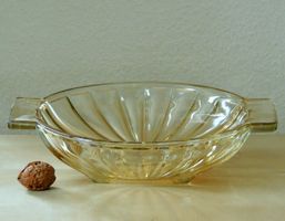 Plat art déco en verre pressé jaune miel, France, 1930-1940s