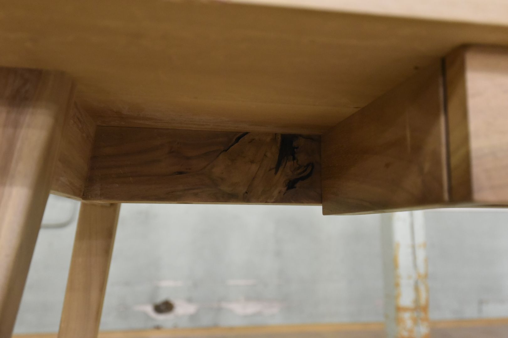 Tavoli: Wunderschöner Tisch aus Nussbaum Holz – Usato da Lichtensteig venduto da Usedinstorecom 4