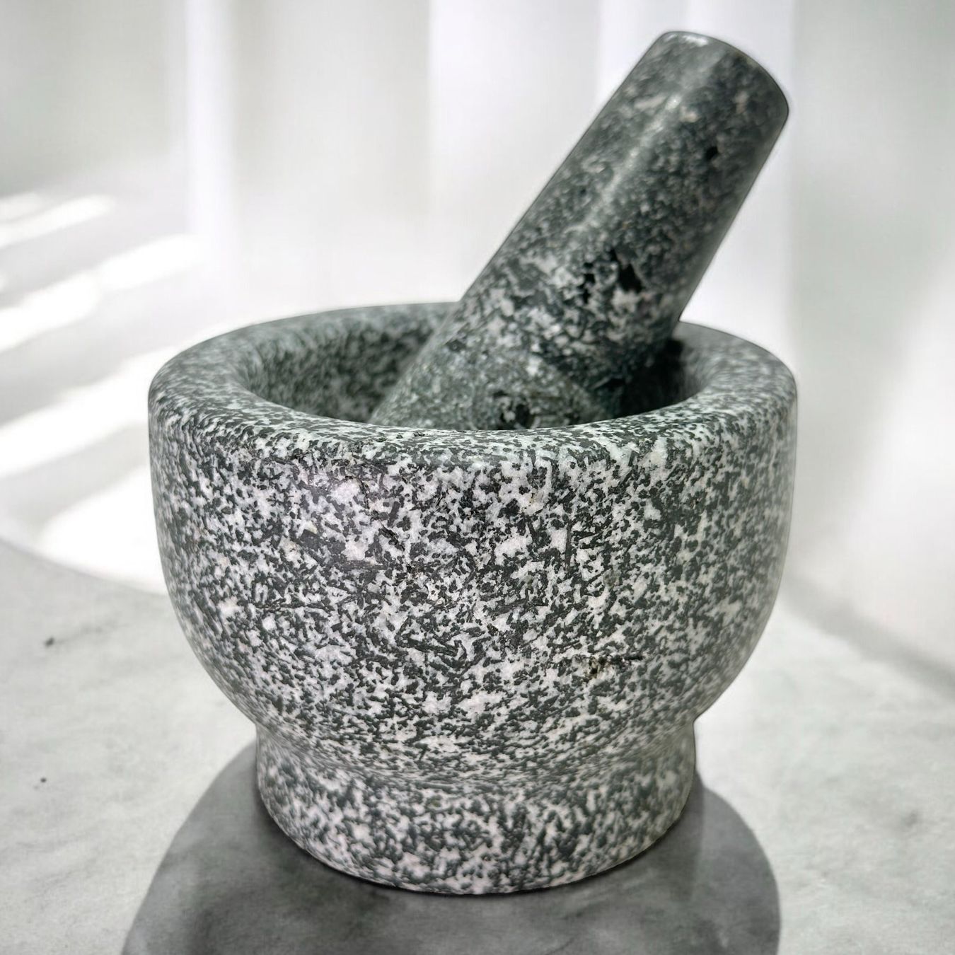 Sonstiges für das Kochen & Backen: Mortier et pilon en granit – Gebraucht aus Morges von vintix