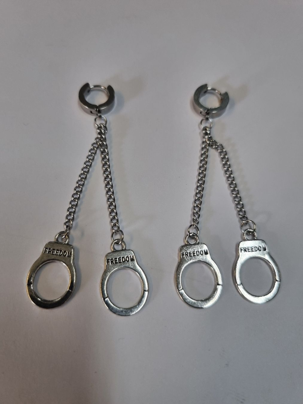 Ohrringe & -stecker: Silberfarbene Ohrringe mit Handschellen-Anhänger, Neu! – Neu und originalverpackt aus Figino von MabaStore24 1