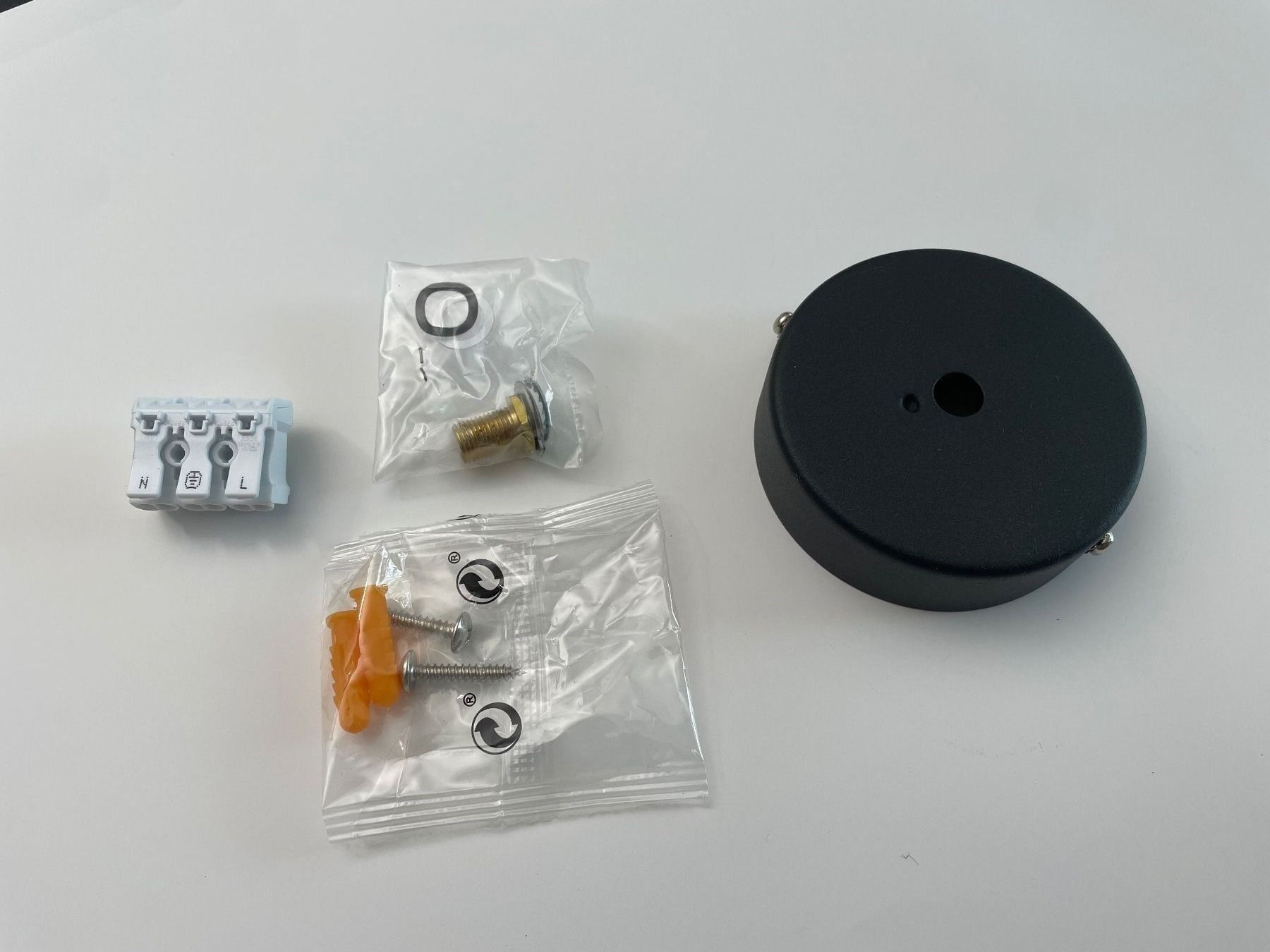 Lampadari & plafoniere: 50 Stück Leuchten-Deckenrosette (versch. Farben) – Nuovo e nell'imballaggio originale da Neunkirch venduto da liquidationen_8152 6