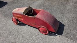 Voiture à pédales ancienne en bois — collector