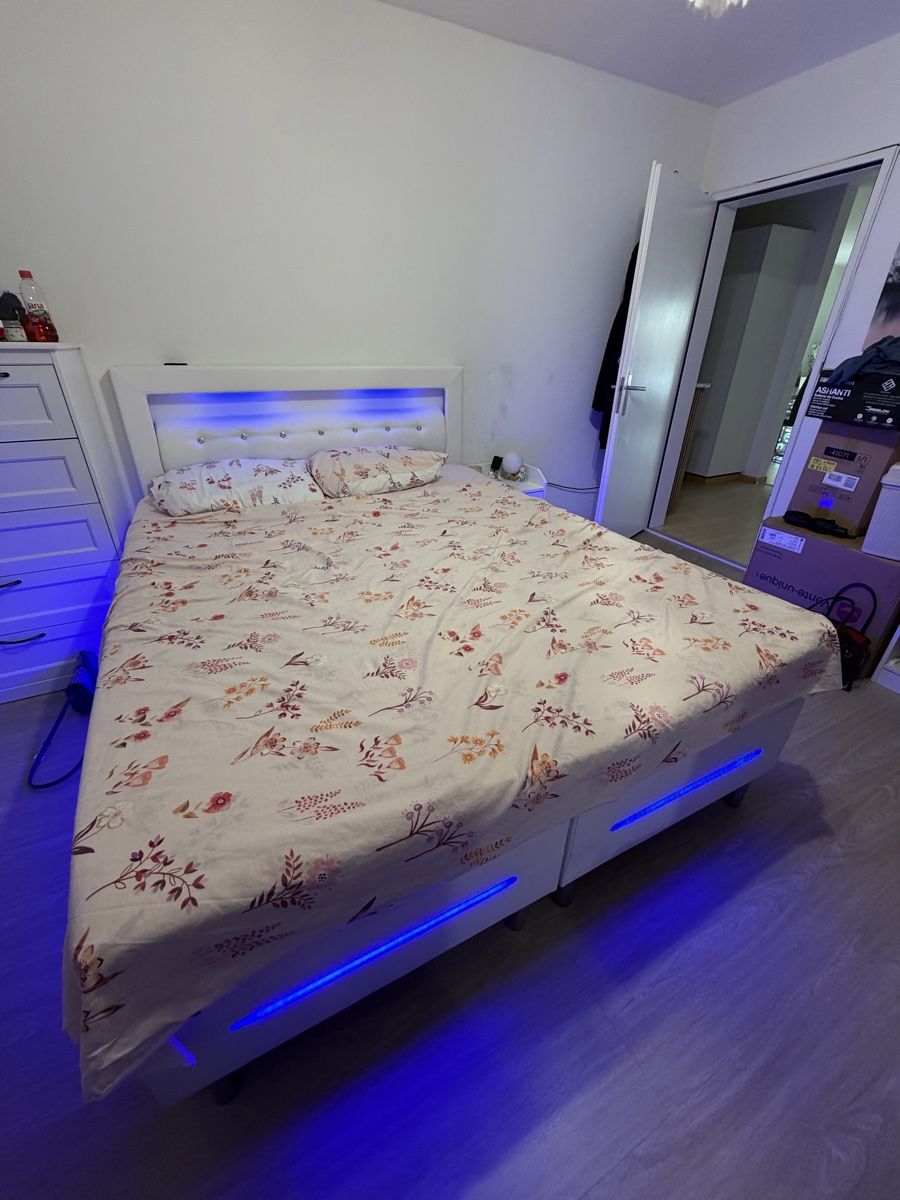 Betten: Bett 160x200 mit Matratze – Gebraucht aus Biel/Bienne von jes_nfq2