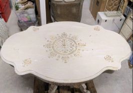 Eleganter Vintage-Salontisch im Landhausstil