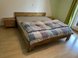 Schlafzimmereinrichtung: Bett, Nachttische, Kommode