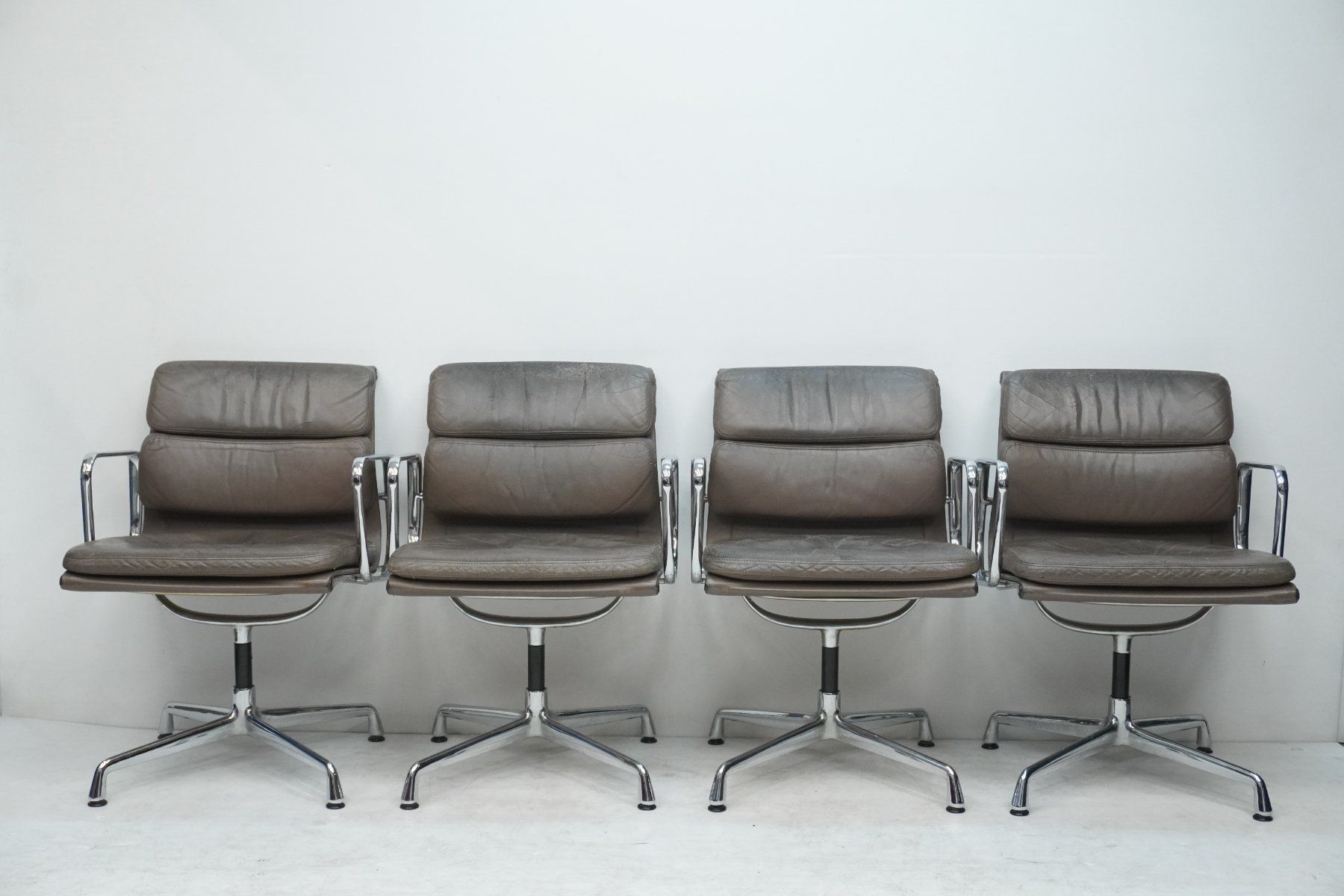 Vitra Stühle: Original Vitra Eames Soft Pad EA207 Leder beige Vintage – Gebraucht aus Bad Zurzach von QLASSIQ