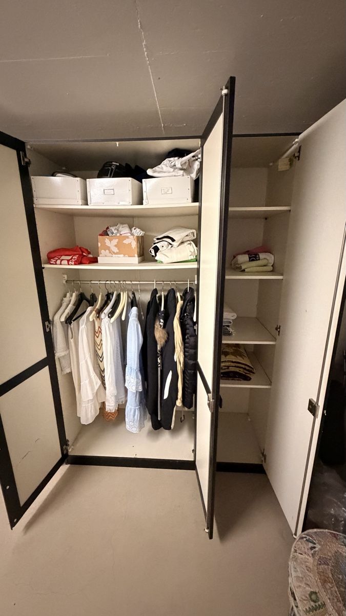 Schränke: Dreiteiliger Kleiderschrank – Gebraucht aus Brütten von Wally80 1